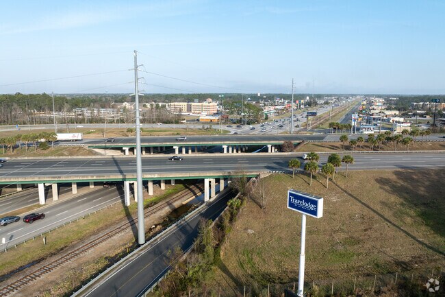 State Route 40 runs through the city of Kingsland and is the main road east and west.