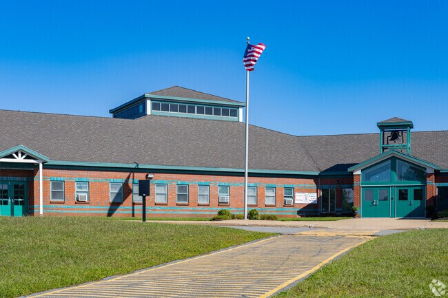 Hardwick Elementary School has a student-teacher ratio of 12 to 1.
