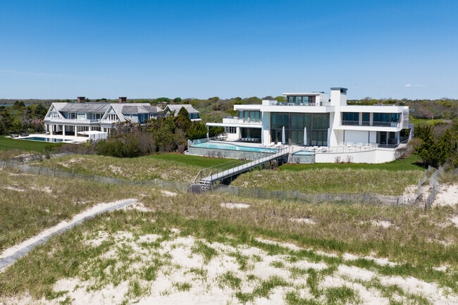 There are plenty of spacious 21st century beachfront homes in Southampton.