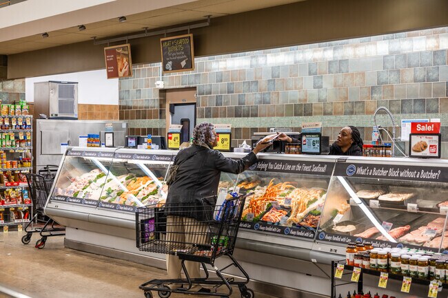 Jewel Osco in Jeffrey Manor has a fresh deli for a quick meal.