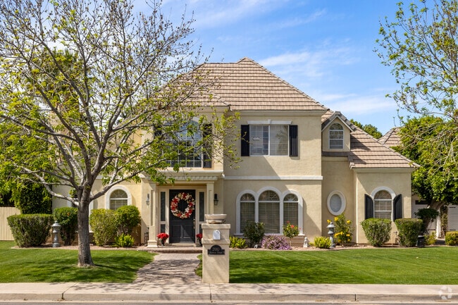 Perfectly manicured lawns are a point of pride for the homeowners in Rancho de Arboleda.