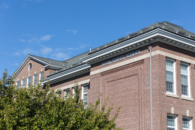 Main St School has students in grades 9-12 with a student-teacher ratio of 10 to 1 in Irvington.