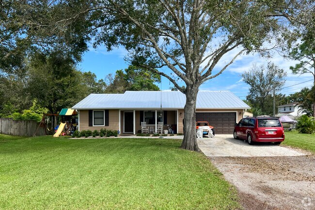 You can find many one story ranch style homes in the White City neighborhood.