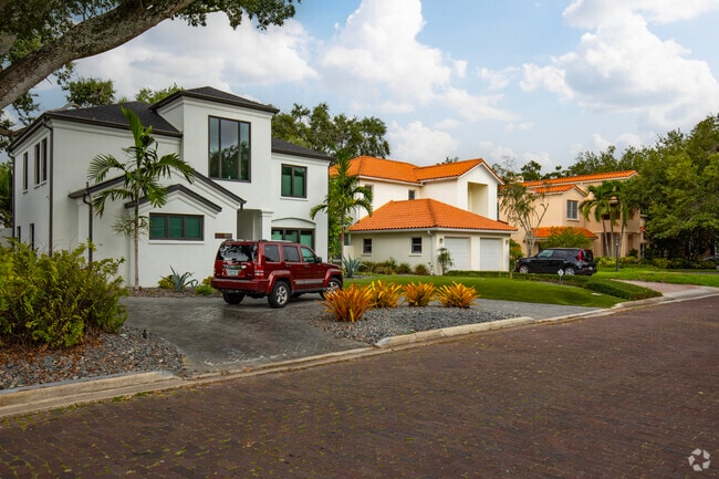 Differently styled homes are not uncommon in Golfview.