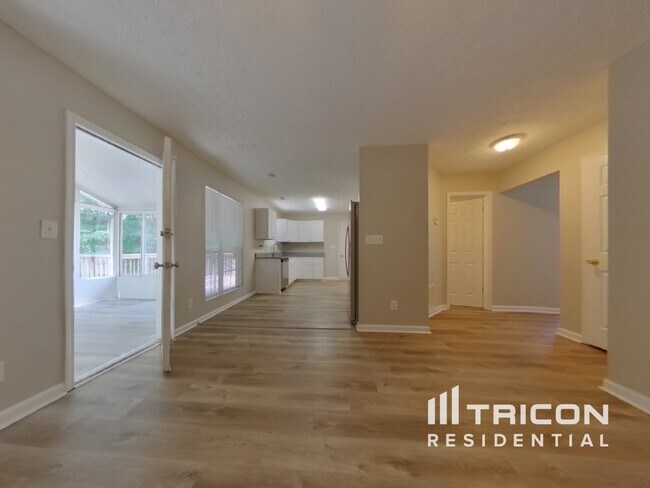 819 Plumbridge Ct, Lithonia, GA 30058 - photo 2