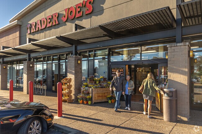 Creve Coeur has Trader Joes for groceries and more.