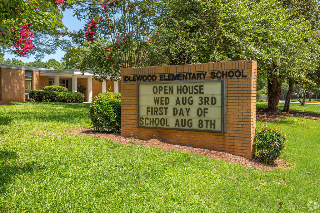 The Idlewood Elementary School strives to serve young students in grades PreK-5.