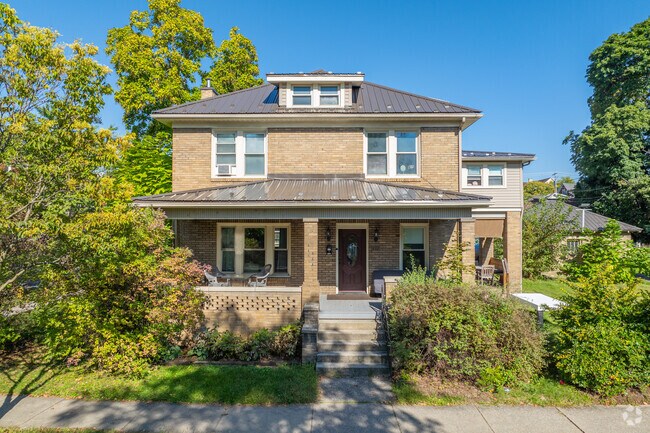 American foursquares in Highlands have covered front porches to escape  the Summer heat.