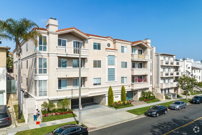 Pico-Robertson has many multifamily apartment units.