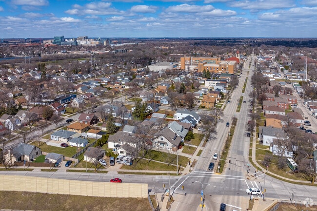 Honey Creek Parkway is a small neighborhood with great access to all of Milwaukee.