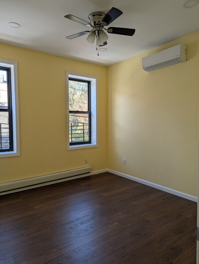 135 Montgomery Ave unit 2nd FL, Staten Island, NY 10301 - photo 6