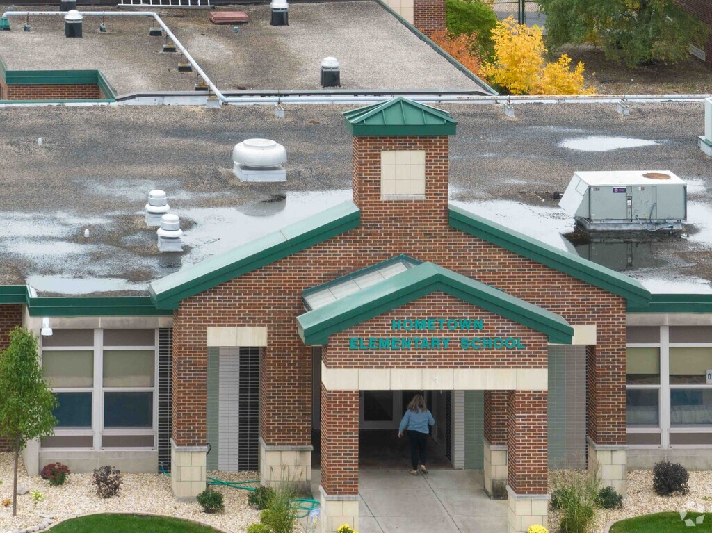 Hometown Elementary School serves District 123 in Hometown, Illinois.