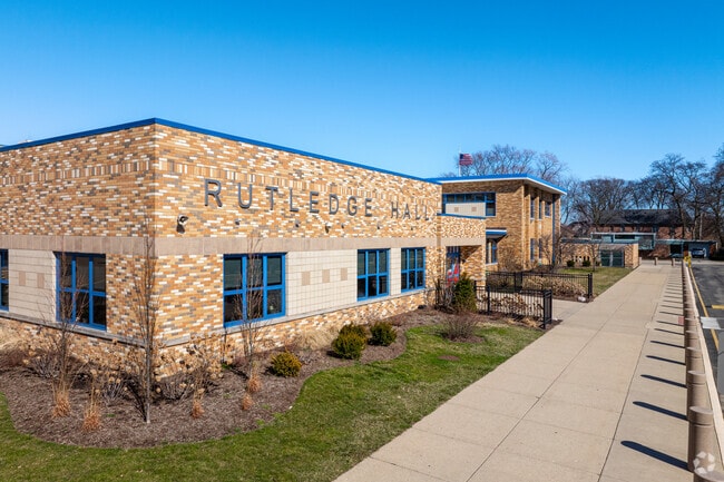Rutledge Hall Elementary is a well rated public school serving grades 3-5 in Lincolnwood.