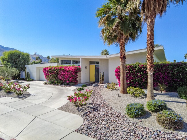 Many Mid-Century modern homes in Warm Sands have unique color accents.