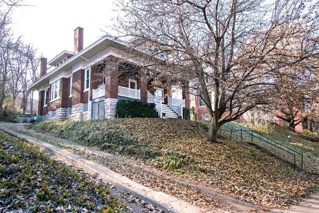 641 Riddle Rd, Cincinnati, OH 45220 - photo 2