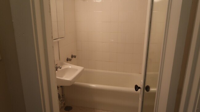 1209 W Sherwin Ave unit 304, Chicago, IL 60626 - photo 7