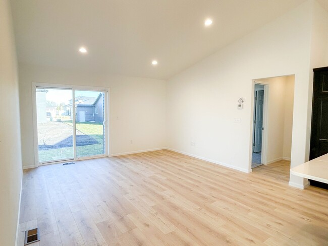 6732 Meadow View Dr S, Fargo, ND 58104 - photo 2