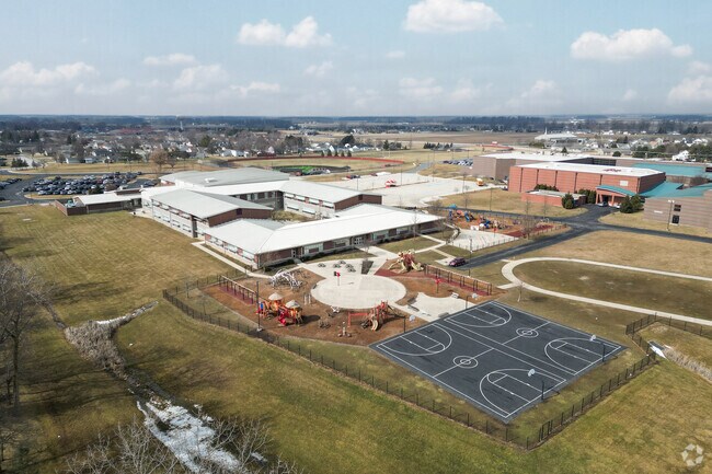 Wapakoneta Elementary School is a public school serving student grades K-4.