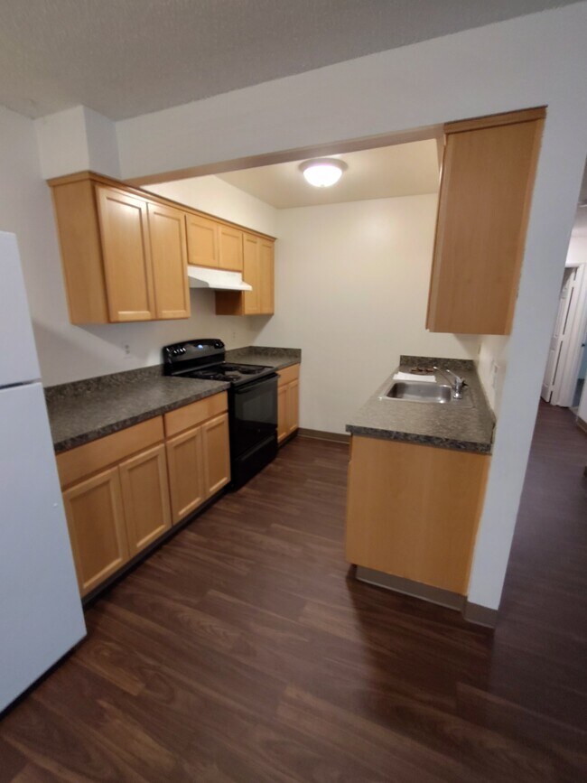 Oak Manor Apartments, Salem, OR 97301 - photo 4