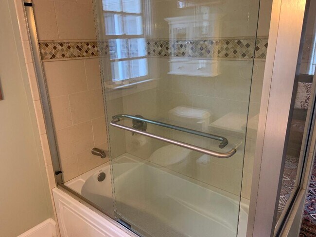 5804 Searl Terrace unit Private Primary Suit, Bethesda, MD 20816 - photo 6