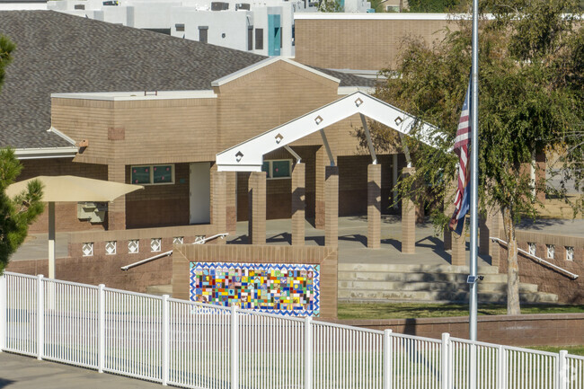Glendale kids attending Desert Garden Elementary School enjoy a beautiful campus.