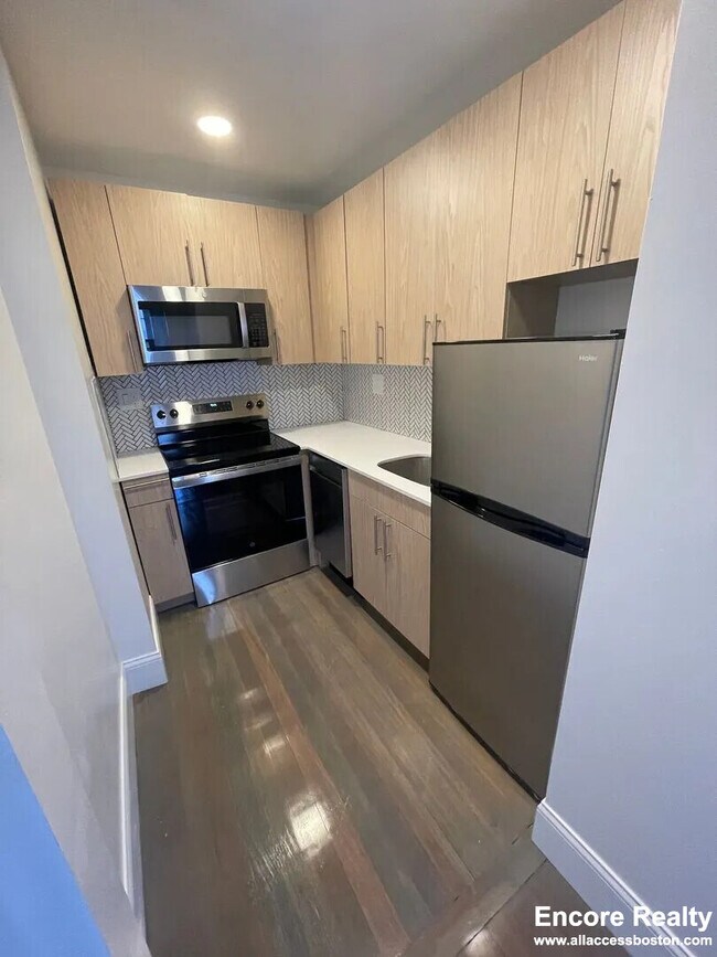 457 Centre St unit 210, Newton, MA 02458 - photo 3