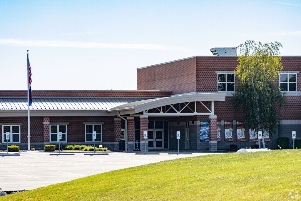 Cuivre Park Elementary School serves students in the Lincoln County community.