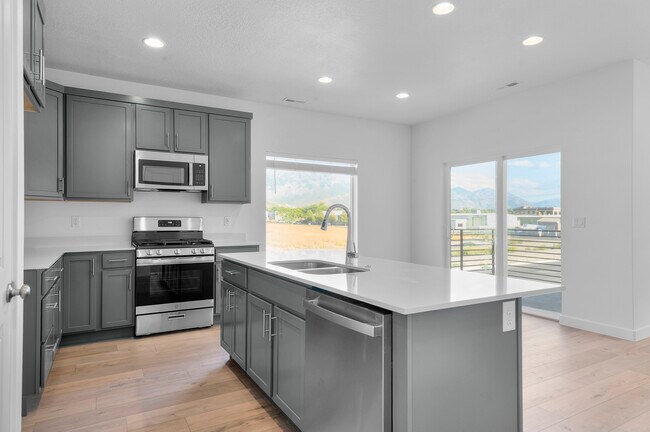 572 N Buffalo Grass Ln, Lindon, UT 84042 - photo 6