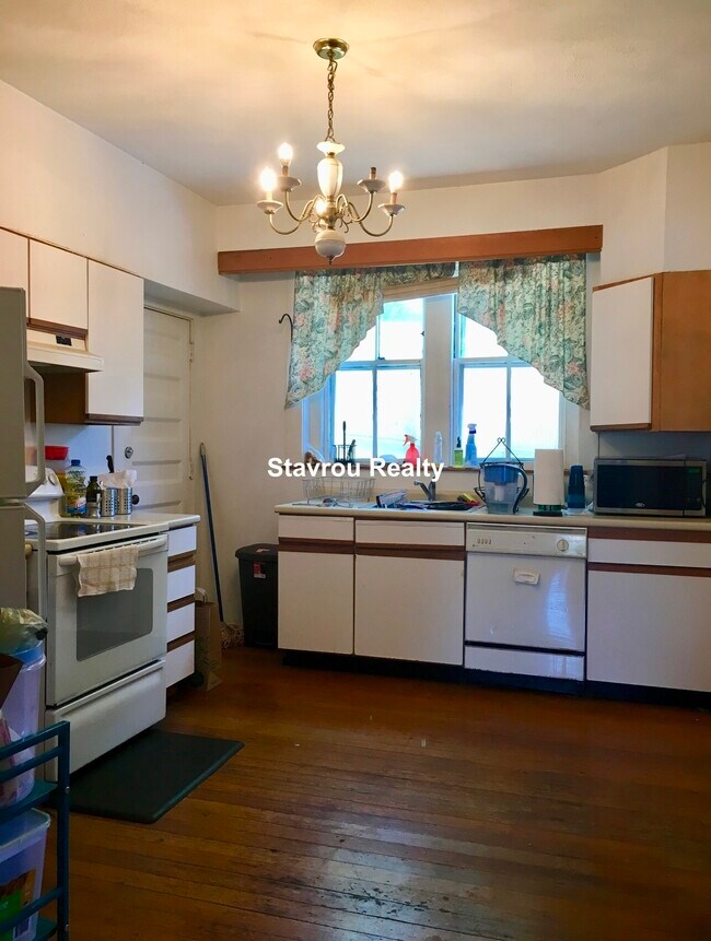 1677 Beacon St unit 2, Brookline, MA 02445 - photo 3