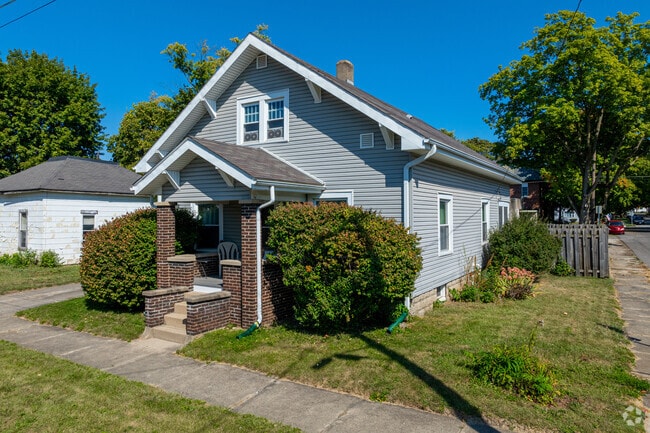 There are many National style homes in Bend of the River.