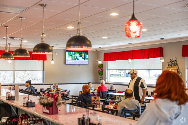 Silver Flash is an American breakfast restaurant in Posen, IL.