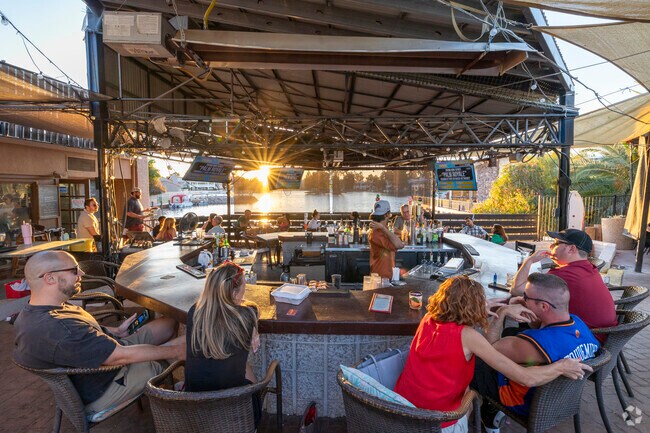 Catch a game of free lakeside trivia on Thursdays at Pier 54 in The Lakes.