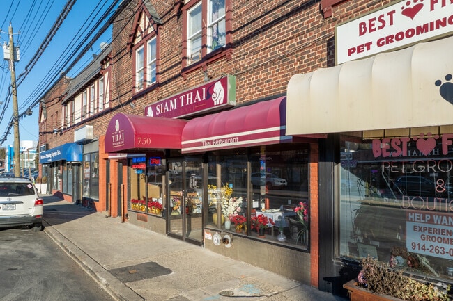 Enjoy authentic Thai food at Siam Thai in Crestwood.