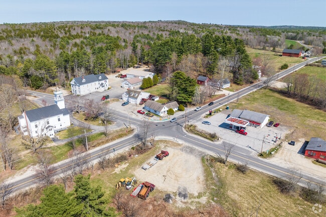 Hallowell and Elmwood Roads meet near Pownal’s town center.