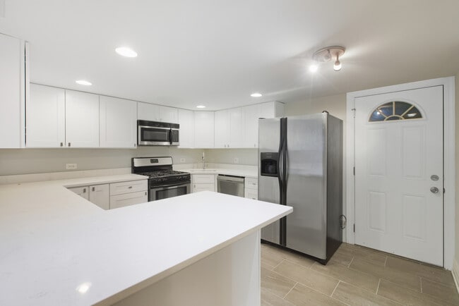 5611 N Glenwood Ave unit GDN, Chicago, IL 60660 - photo 2