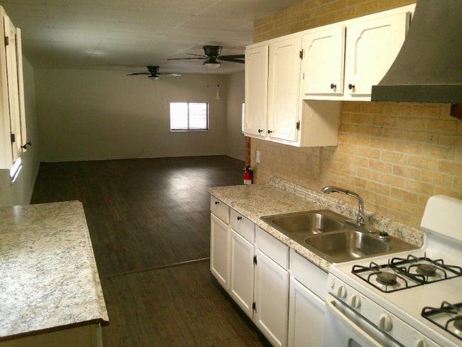 801 4th St unit 801 4th St Unit A, Seguin, TX 78155 - photo 7