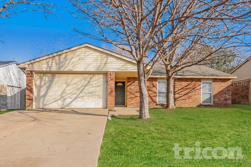 7437 Sandhurst Ln E, North Richland Hills, TX 76182 - photo 1