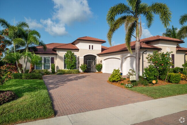 Sarasota National's larger estate homes have three-car garages and brick-paved driveways.