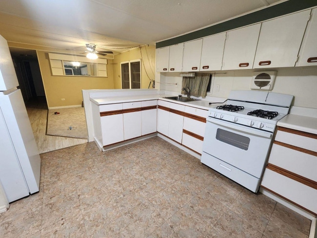 38748 Calumet Ave, Zephyrhylls, FL 35542 - photo 4