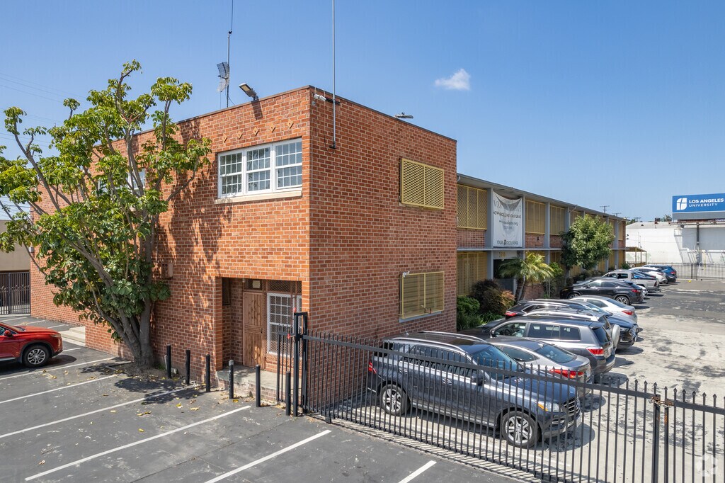 Vox Collegiate of Los Angeles in Vermont Knolls received a C- from Niche.