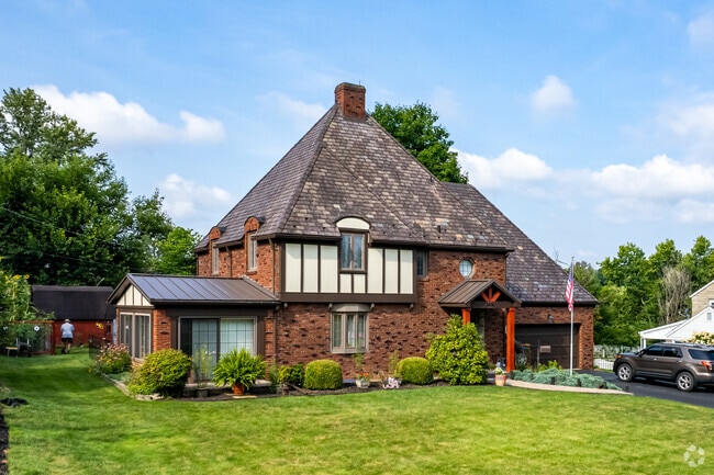 Mount Vernon has Tudor-style homes that residents keep looking great.