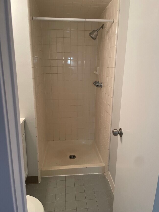 612 Fitzwatertown Rd unit Apartment C, Willow Grove, PA 19090 - photo 4