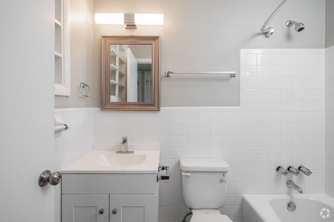 2BR, 1BA - 900SF - Bathroom