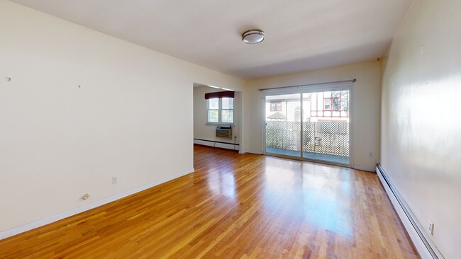 11708 Curzon Rd, Richmond Hill, NY 11418 - photo 2