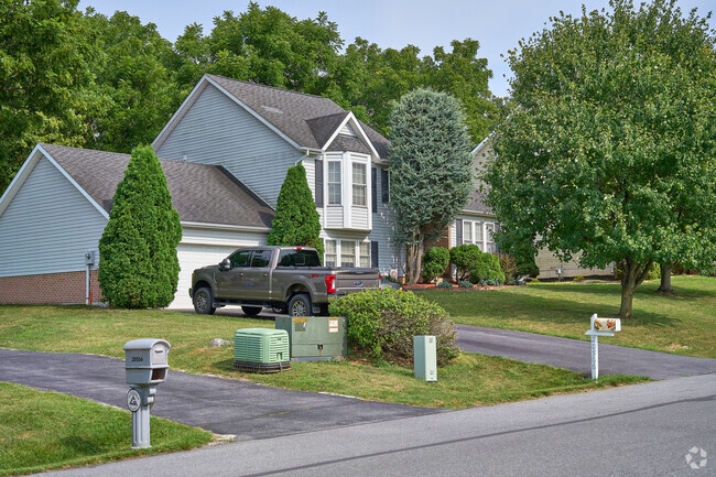Modern traditional homes of varios styles are common in Robinwood.