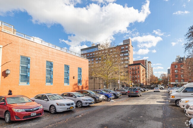 Ps 38 Roberto Clemente in Harlem is in a mixed use area.