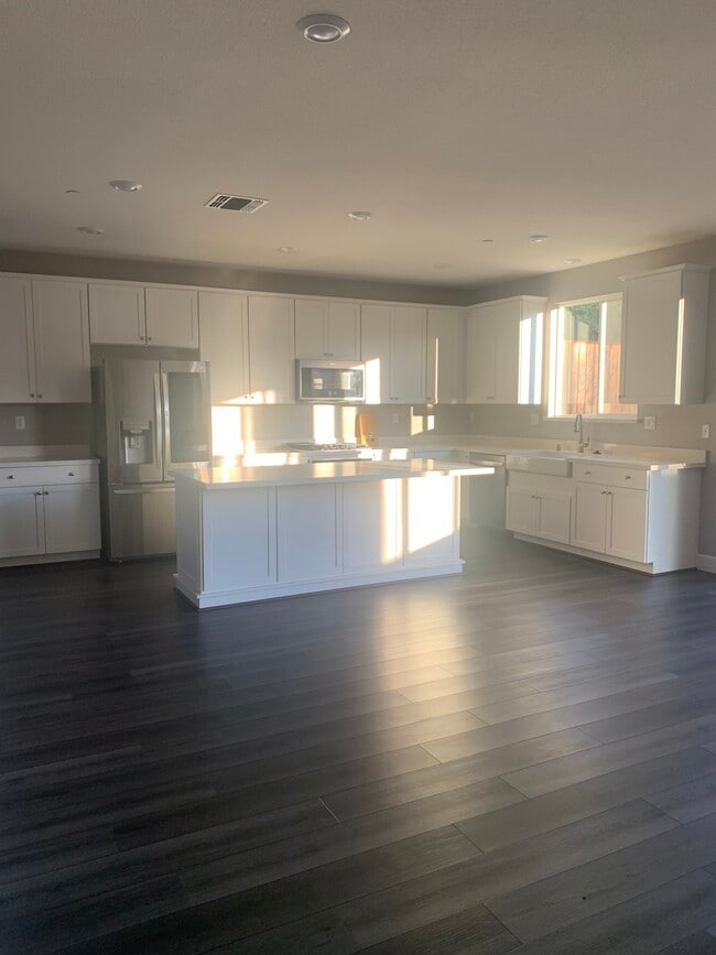 2011 Jalen St, Hollister, CA 95023 - photo 3