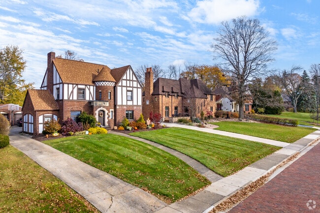 There are many historic homes in the Colonial Heights neighborhood.