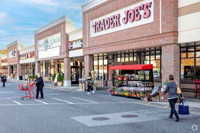 One of the many grocery shopping option in Commack is Trader Joe's.