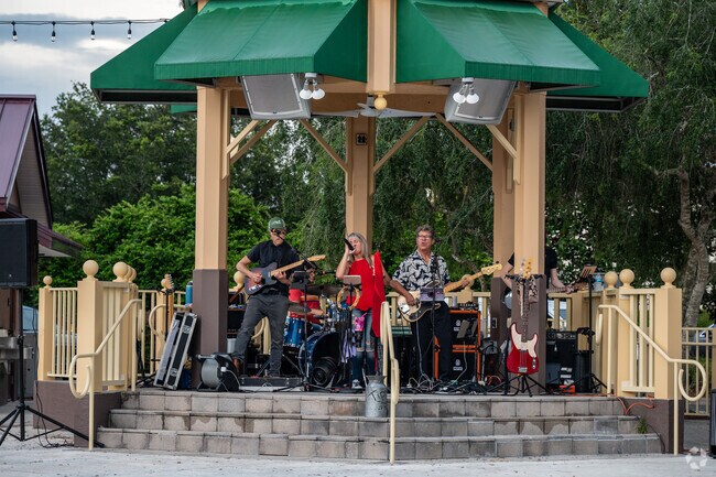 Food Truck Friday at Circle Square Commons features a variety of food trucks and live music for a lively evening out.